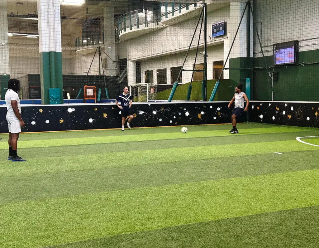 Eric s'entraine sur le terrain de foot avec Jean-Philippe et Yvan