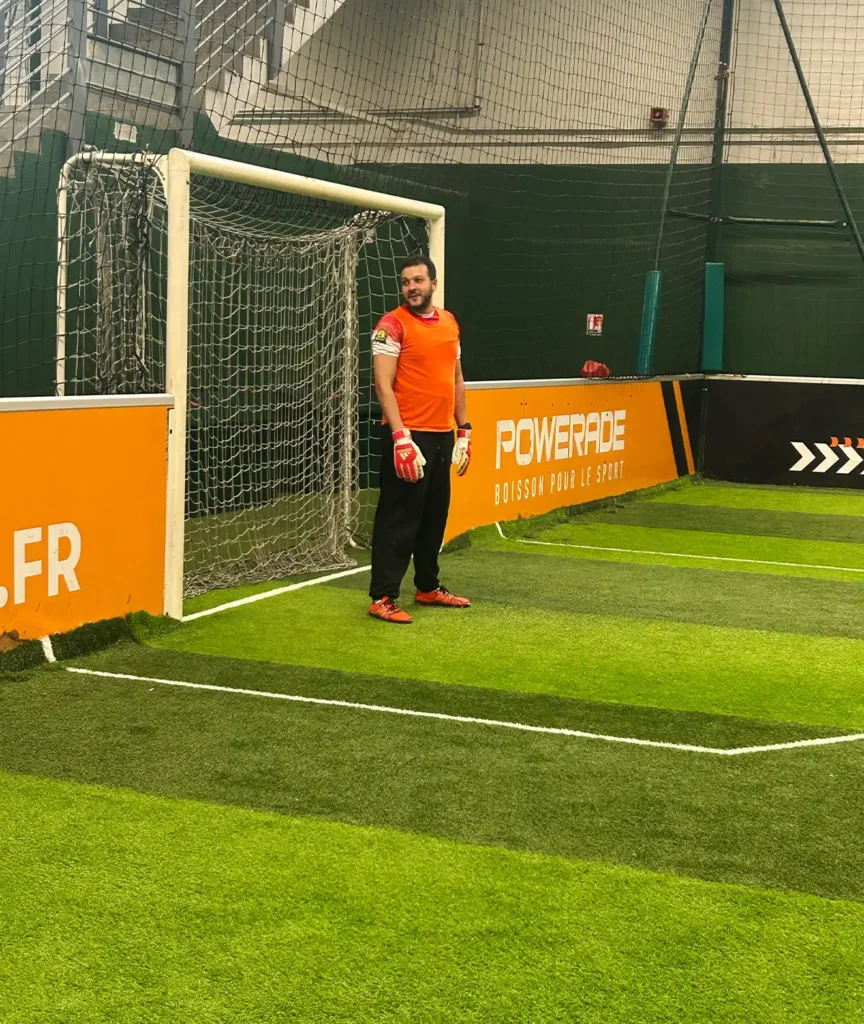 Un collaborateur d'ACT-ON DATA défend ses buts lors d'un match de foot