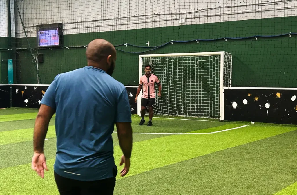 ACT-ON TECHNOLOGY en plein match de foot qui defend ses buts