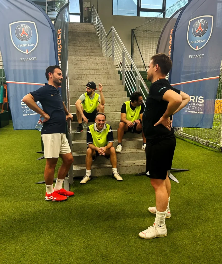 ACT-ON TECHNOLOGY et ACT-ON HRIS au repos dans les escaliers avant leur prochains match de foot