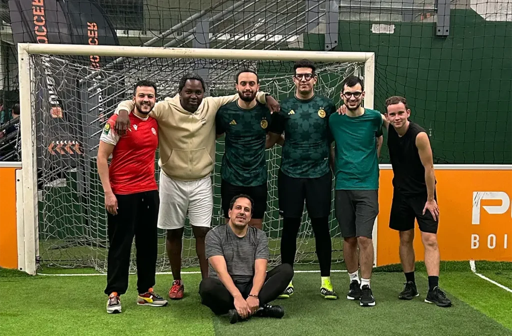 Photo de groupe de l'équipe ACT-ON DATA devant les buts