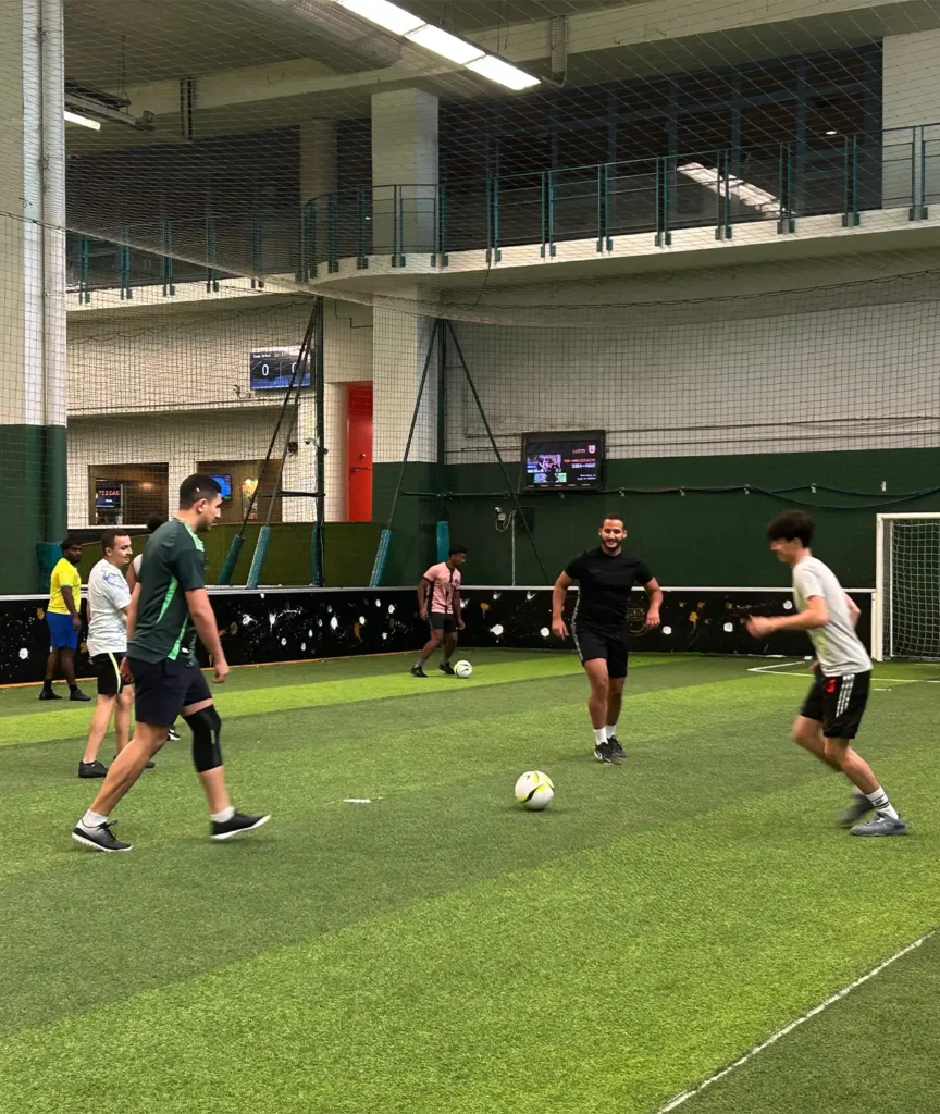 Les équipes s'échauffe collectivement avant le début des matchs de foot