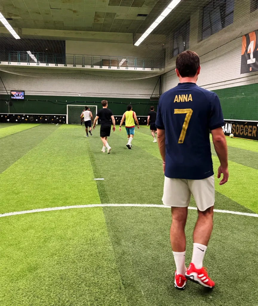 Tristan défend les buts et les couleurs d'ACT-ON HRIS sur le terrain de foot