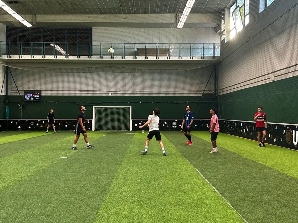 Les équipes s'entrainent collectivement à se faire des passes avant le début des matchs de foot