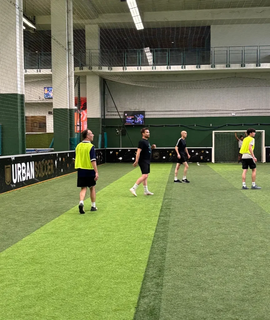 Les équipes ACT-ON TECHNOLOGY et ACT-ON HRIS en plein match de foot