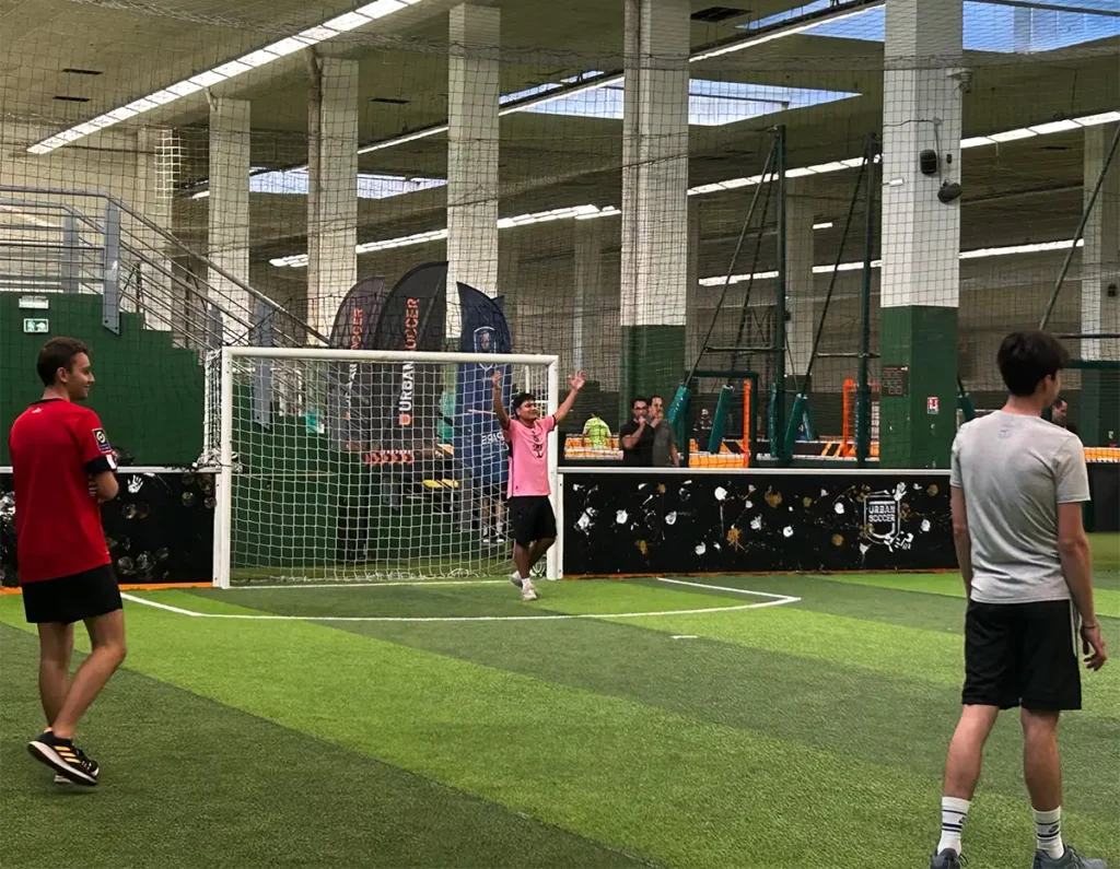 ACT-ON TECHNOLOGY défend ses buts et ses couleurs sur le terrain de foot